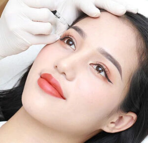 Làm sao để xem ngày xăm chân mày 2025 đúng? Chuyên gia mách bạn