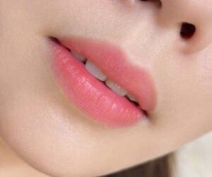 Màu hồng dâu khi phun môi có bền không? Yếu tố quyết định độ lên màu