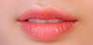 Phun môi bao lâu thì thấy đẹp thật sự? Mốc thời gian nhiều người hiểu sai 4 Gen Z đang chuộng phun môi màu hồng cam san hô: màu đẹp, dễ lên, trẻ trung