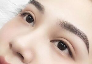 Nên xóa hay dặm chân mày? Hướng dẫn quyết định đúng năm 2026