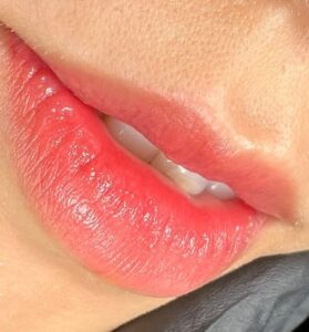 Phun môi màu cam hồng đào: màu môi dễ lên, ít kén da và không quá chói