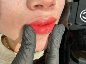 Phun môi xong bôi gì – không bôi gì: Ranh giới giữa môi đẹp và môi loang màu