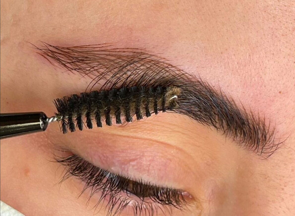 Phun mày đẹp tự nhiên khác gì mày trang điểm? So sánh hiệu ứng thật sau khi bong