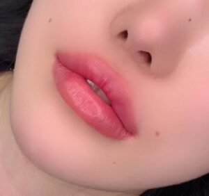 Phun môi bao lâu thì nhìn “giống môi thật”?