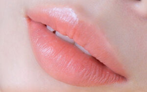 Phun môi có cần bong không? Hiểu đúng để không lo lắng sau làm
