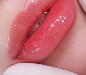 Phun môi màu hồng trà có bền không? Những yếu tố ảnh hưởng độ lên màu