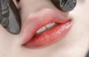 Phun môi tự nhiên – xu hướng làm đẹp “nhìn như không làm” đang lên ngôi