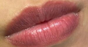 Phun môi xong bị sậm màu hơn ban đầu: hiện tượng bình thường hay dấu hiệu lỗi kỹ thuật? 2 Phun môi bị loang màu — cách xử lý đúng (và sai) bạn nên biết