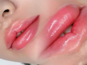 Phun môi có thể che khuyết điểm môi lệch / mỏng được không?