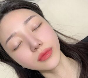 Phun môi có thật sự làm môi bớt già hơn không? 2 Có nên phun môi cùng lúc với phun mày không? Ưu/nhược điểm