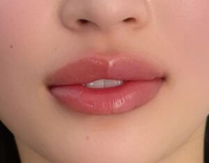 Vì sao có người phun môi xong nhìn rất “môi thật”, có người thì không?