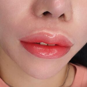 Phun môi cho người làm việc ngoài trời nhiều: Màu môi có bền không?