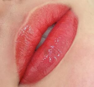 Phun môi có giữ được vẻ tự nhiên khi nhìn gần không?