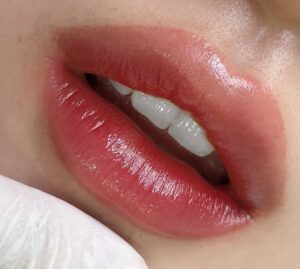 Phun môi xong bị sậm màu hơn ban đầu: hiện tượng bình thường hay dấu hiệu lỗi kỹ thuật? 3 Đôi môi căng mịn tự nhiên sau phun môi – cảm nhận khác biệt ngay từ lần đầu