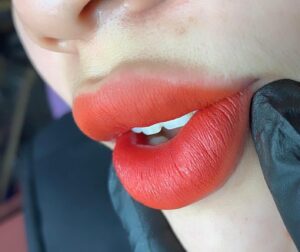 Sau phun môi bao lâu thì ăn uống bình thường? Chuyên gia giải thích