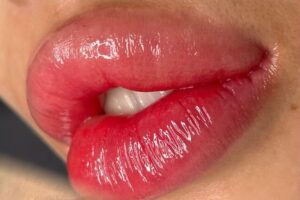 Màu môi sau khi bong nói lên điều gì về kỹ thuật phun?