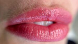 Phun môi màu hồng tươi: tone môi nổi bật nhưng vẫn giữ nét tự nhiên