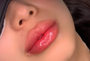 Vì sao cùng phun môi nhưng người hồng hào, người lại nhạt màu?