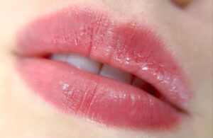 Phun môi không thâm nhưng màu không tươi: lỗi do kỹ thuật hay do môi?