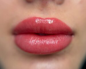 Phun môi kiểu “glass lips” có thực sự đáng thử?