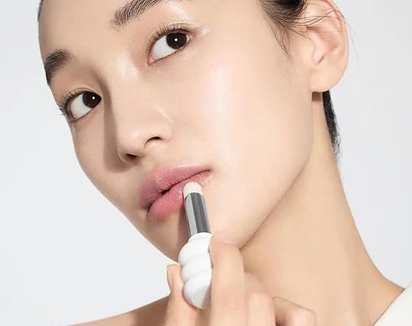 Vừa phun môi xong nên bôi gì