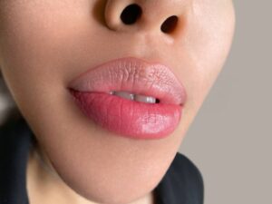 Môi thâm nhẹ có nên phun màu nhạt không? Câu trả lời không phải ai cũng biết