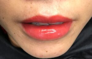 Vì sao có người môi bong đẹp, có người bong “toang”? Câu trả lời nằm ở cách chăm sóc