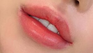 Phun môi thời mới: đẹp mà không cần cố