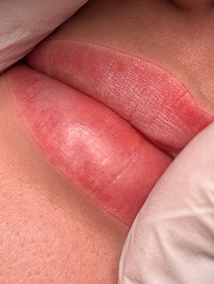 Bí quyết chăm sóc sau phun xăm môi giúp màu lên chuẩn & bền đẹp 1 Bí quyết chăm sóc sau phun xăm môi giúp màu lên chuẩn & bền đẹp