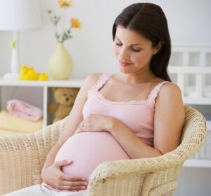 Có thai phun môi có ảnh hưởng đến thai nhi không? Góc nhìn y khoa