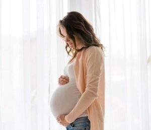 Có thai phun môi được không? Những rủi ro mẹ bầu cần biết trước khi làm