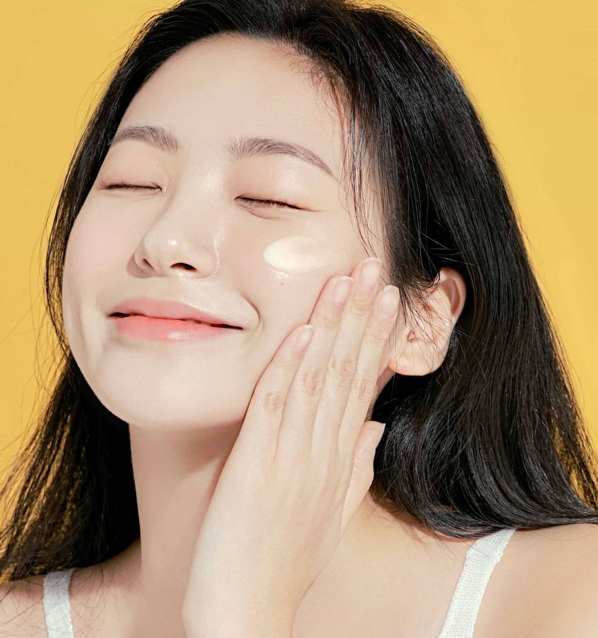 Da dầu nên chọn phun mày kỹ thuật nào để không bệt màu?