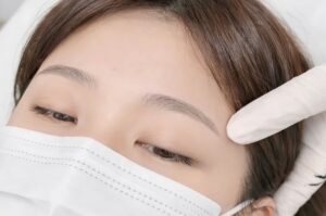 Kỹ thuật phun mày không khung: Khi đôi mày được thiết kế theo chuyển động gương mặt