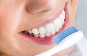 Lỡ đánh răng sớm sau phun môi có sao không? Thời điểm an toàn cần biết