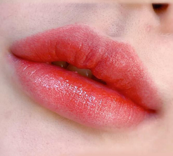 Phun môi không chỉ là làm đẹp: vì sao ngày càng nhiều người chọn giải pháp này thay cho son môi?
