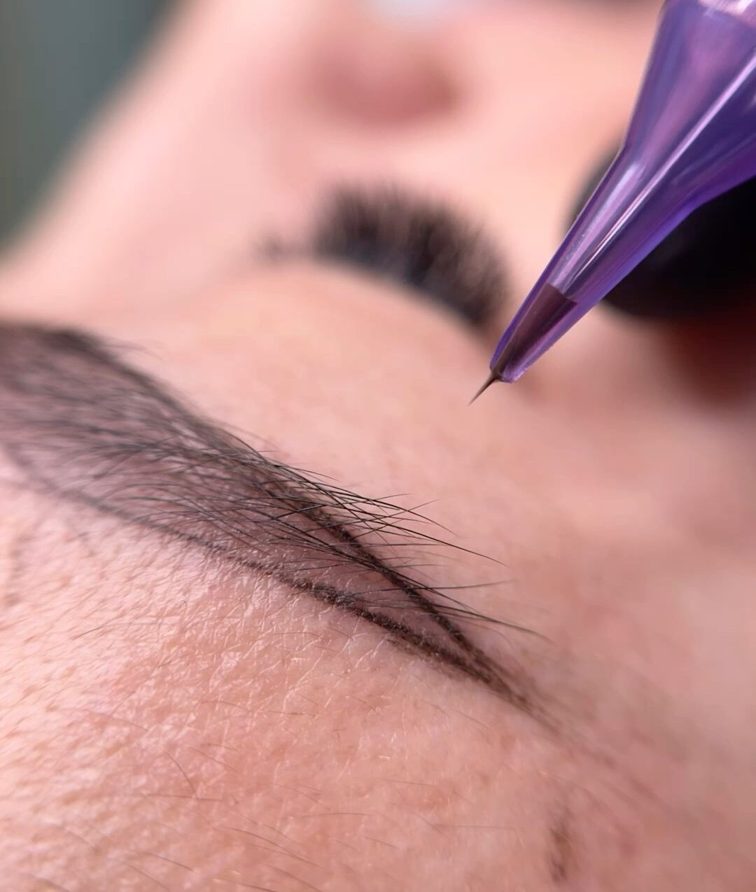 Phun xăm chân mày đẹp tự nhiên: Kỹ thuật, kiểu dáng & lời khuyên chuyên gia 3 Phun chân mày Ombre có tự nhiên không? So sánh Ombre và Hairstroke