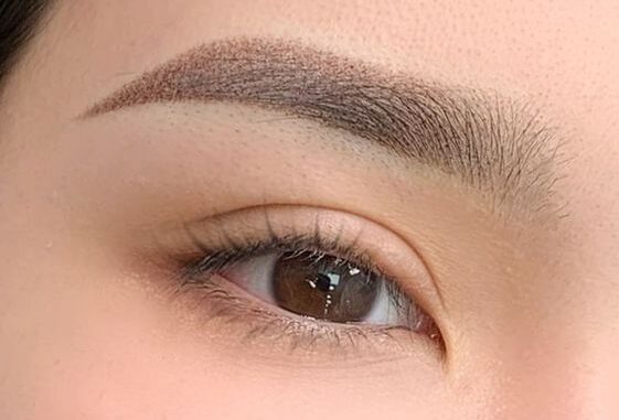 Phun chân mày chạm hạt có hợp với da dầu không? Chuyên gia tư vấn