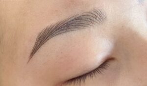 Phun mày Hairstroke vs phun mày truyền thống – Nên chọn kiểu nào?