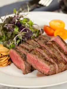 Phun môi 1 tháng ăn thịt bò được không? Khi nào nên kiêng hoàn toàn?