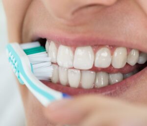 Phun môi bao lâu thì đánh răng không lo nhiễm trùng, bong tróc?