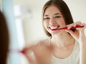 Phun môi bao lâu thì được đánh răng an toàn? Chuyên gia giải đáp chi tiết