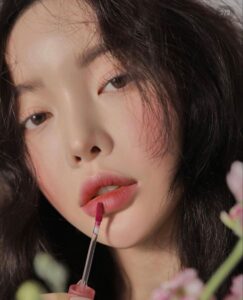 Phun môi bao lâu thì được đánh son? Thời điểm an toàn không làm phai màu