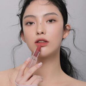 Phun môi bao lâu thì được đánh son? Khi nào son không làm ảnh hưởng màu môi?