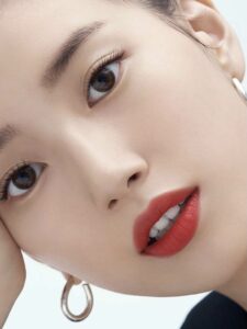 Phun môi bị nhạt sau bong: Hiện tượng bình thường hay dấu hiệu lỗi kỹ thuật?