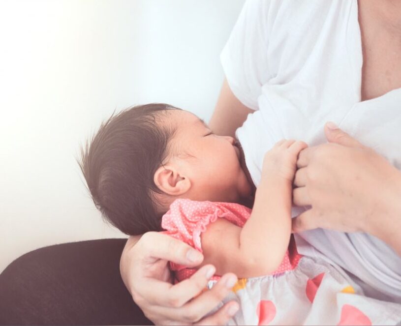 Phun môi có ảnh hưởng đến sữa mẹ không? Giải đáp cho mẹ sau sinh 2 Phun môi có ảnh hưởng đến sữa mẹ không? Giải đáp cho mẹ sau sinh