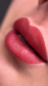 Phun môi collagen: Công nghệ mới giữ màu bền & môi không khô