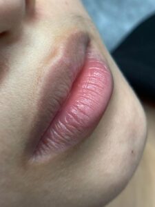 Phun môi lụa có làm hồng môi thâm không? Chuyên gia phân tích thực tế