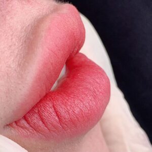 Phun môi lụa là gì? Xu hướng làm đẹp môi tự nhiên không cần son