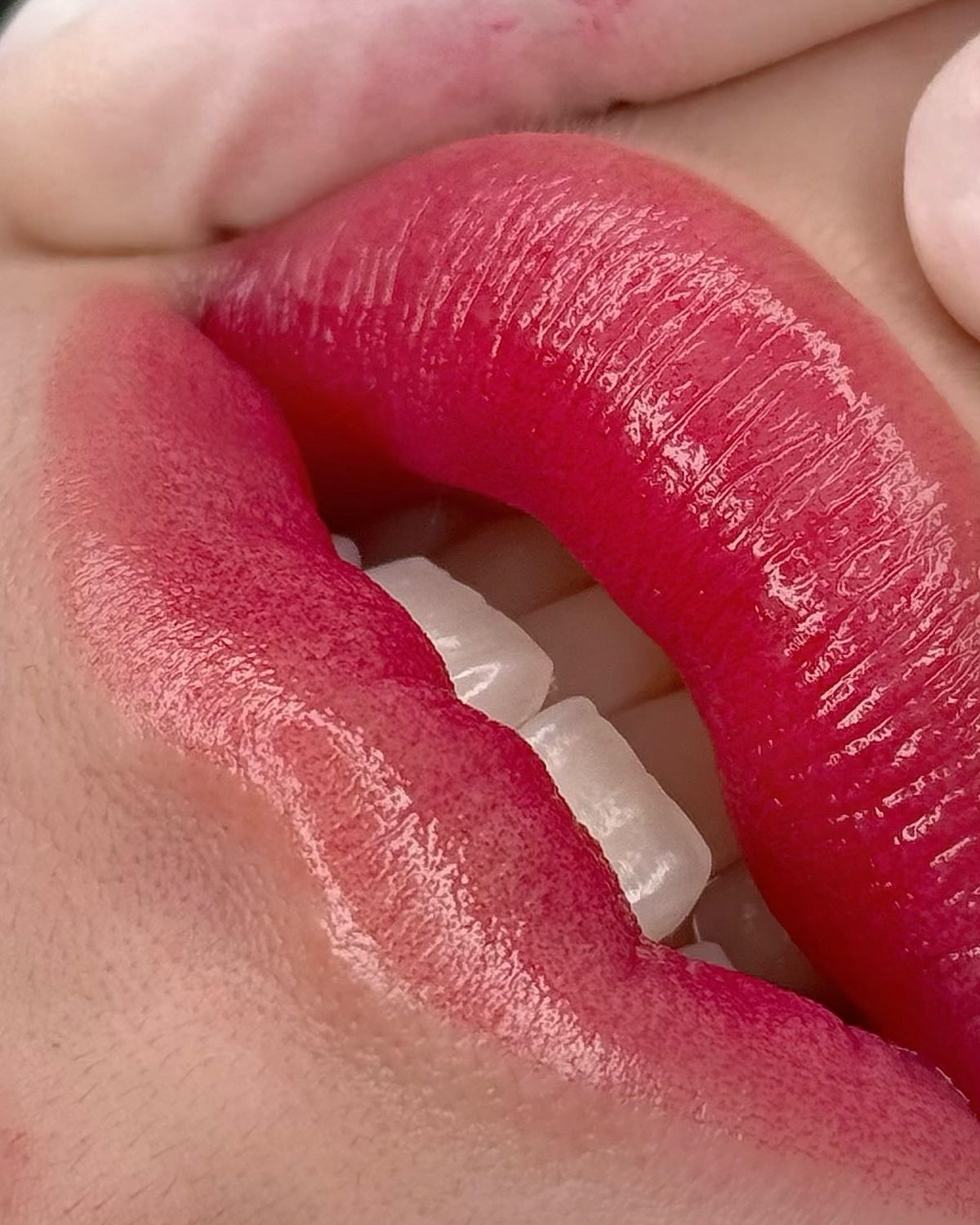 Phun môi nano có bền màu không? So sánh với các kỹ thuật khác