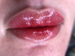 Phun môi pha lê có bền màu không? Thời gian giữ màu & cách chăm sóc